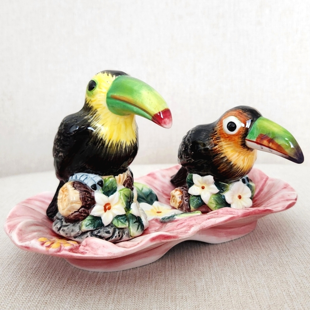 Corner Ruby Tropical Birds Ceramic Salt & Pepper Shaker Set on Tray - New